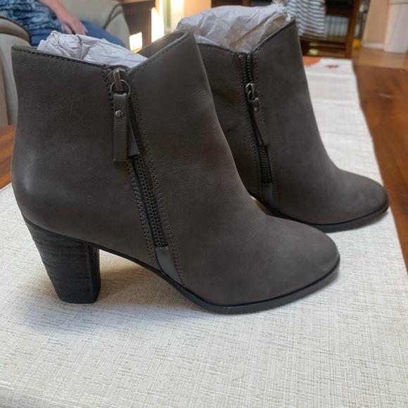 Elegant Gray Ankle Boots - Picture 1 of 2